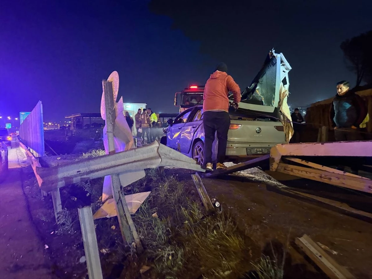 TEM Otoyolu\'nda bariyerlere çarparak ikiye bölünen otomobilin sürücüsü ağır yaralandı