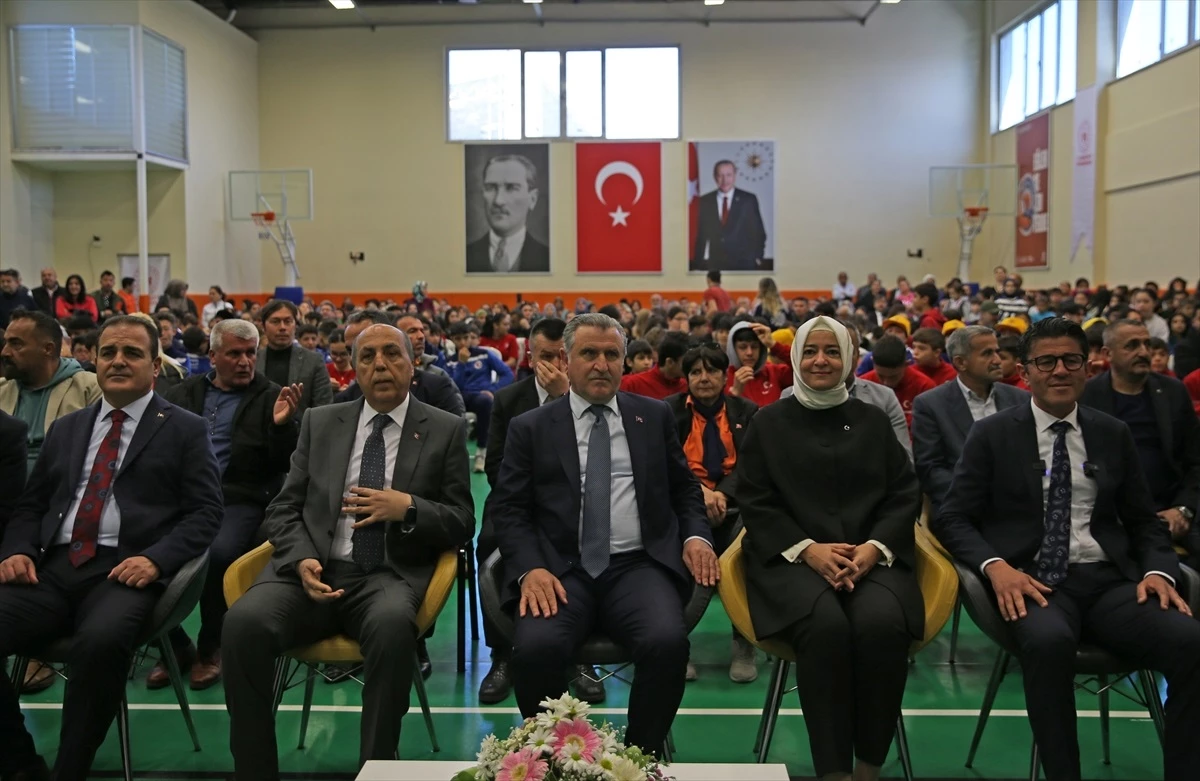 Gençlik ve Spor Bakanı Osman Aşkın Bak, Muğla\'da gençlerle bir araya geldi