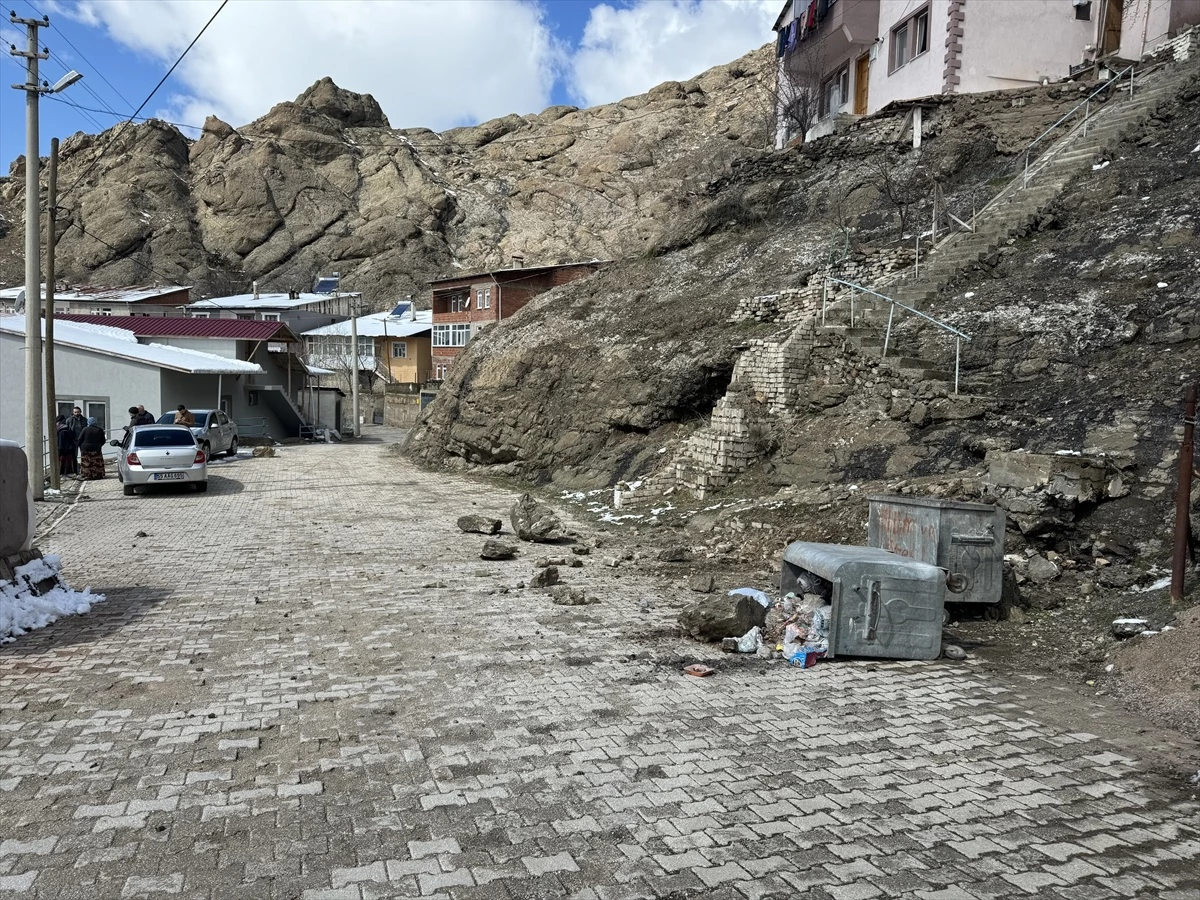 Gümüşhane\'de yamaçtan kopan kaya parçası bir otomobile zarar verdi