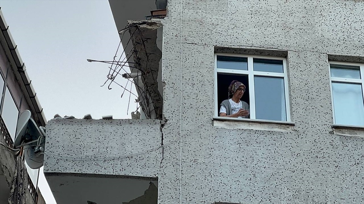 Güngören\'de Balkonu Çöken Apartman Tahliye Edildi