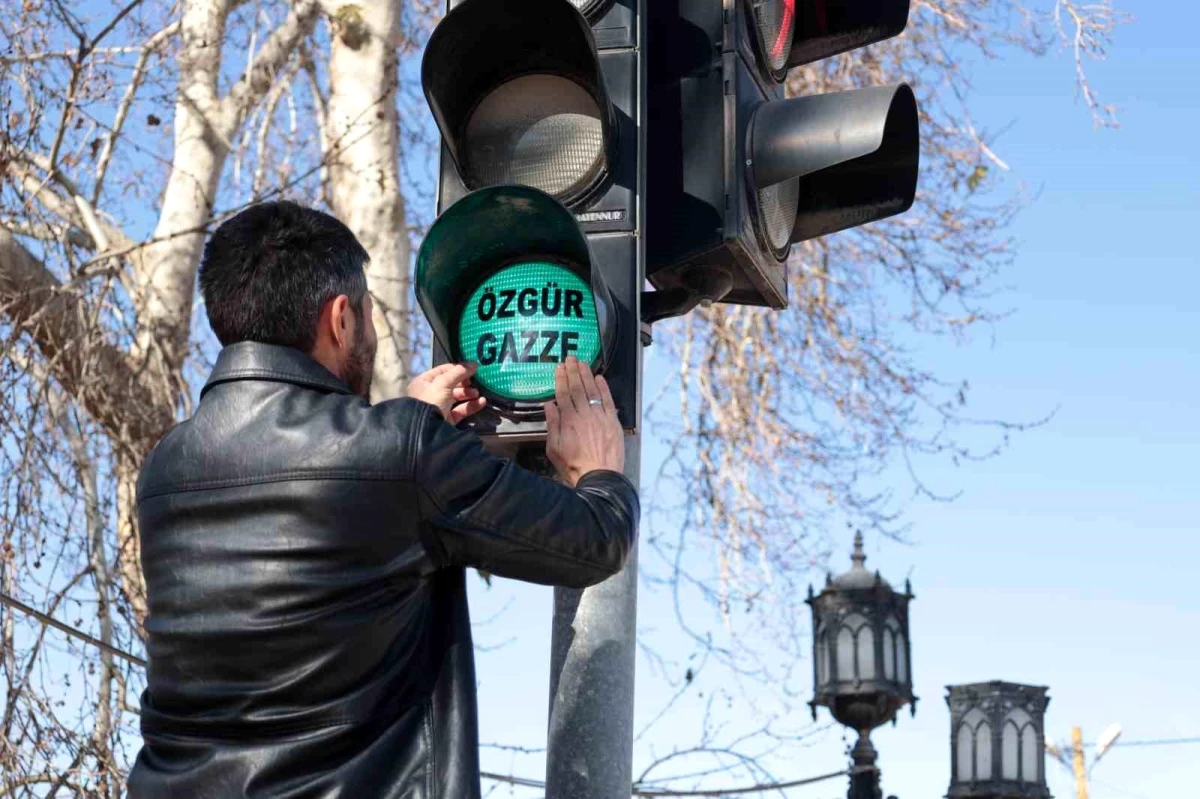 Elbistan Belediyesi, Gazze\'ye Destek İçin Trafik Işıklarını Kullanıyor