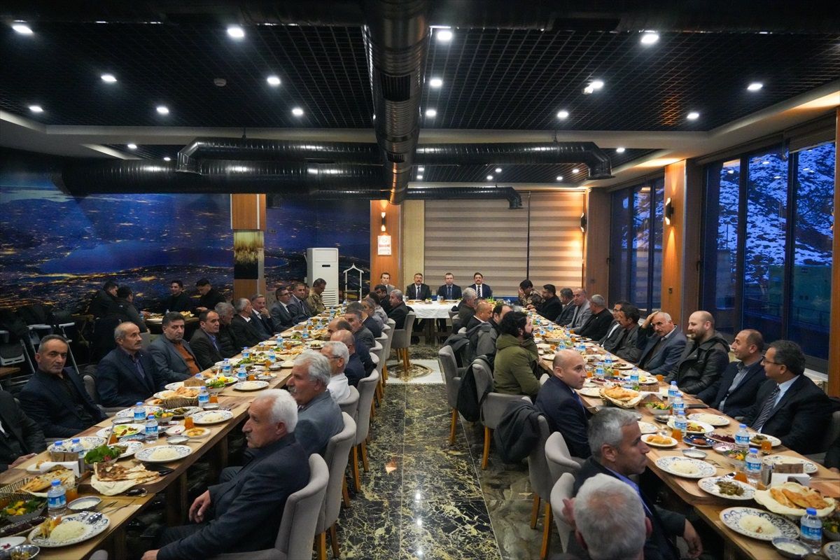 Hakkari Valisi Ali Çelik, Muhtarlarla İftar Yemeğinde Buluştu