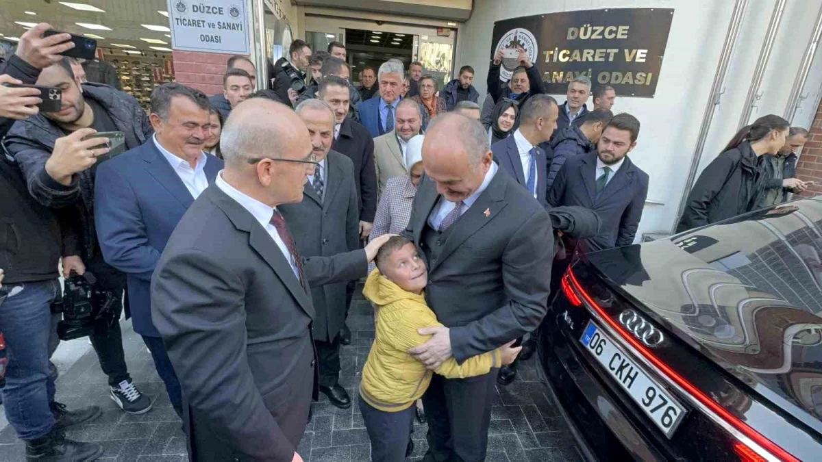Hazine ve Maliye Bakanı Mehmet Şimşek, Düzce\'de iş adamlarıyla bir araya geldi