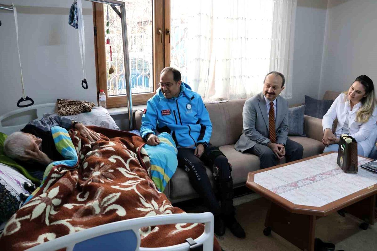 İl Sağlık Müdürü Dr. Mehmet Erşan, yaşlı hastaları evlerinde ziyaret etti