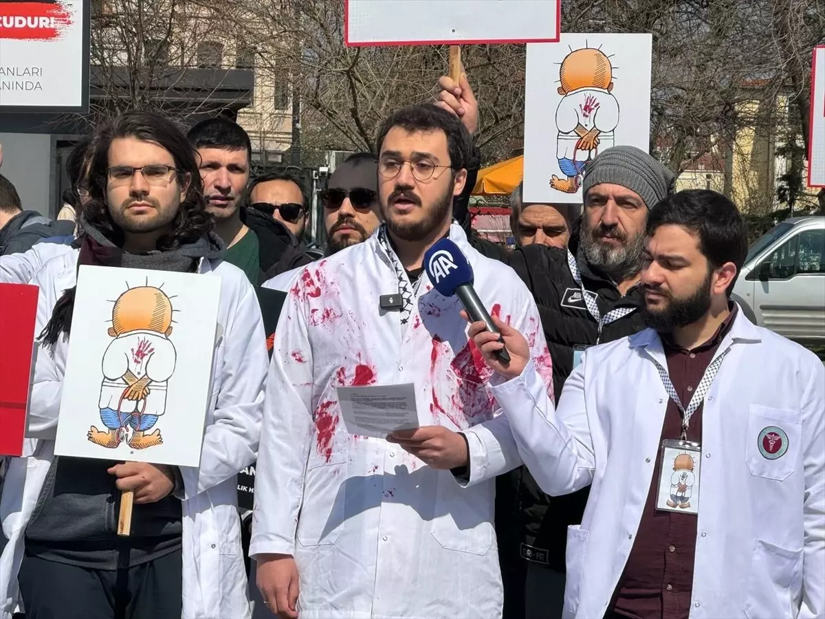 İstanbul\'da Doktorlar ve Sağlık Çalışanları İsrail\'in Gazze\'ye Saldırılarını Protesto Etti