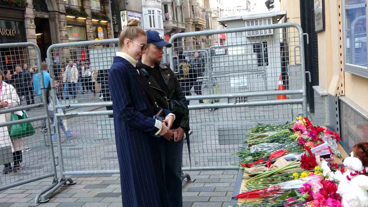 İstanbul\'da Rus vatandaşları terör saldırısında hayatını kaybedenler için çiçek bıraktı