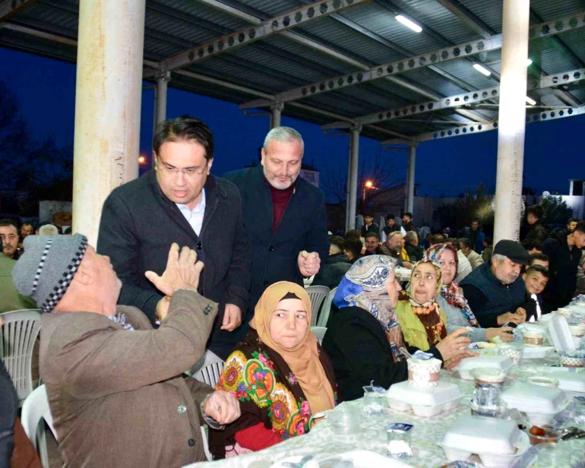 Antalya Döşemealtı\'nda İYİ Parti Belediye Başkan Adayı Emre Afacan\'ın İftar Yemeğine Yoğun Katılım