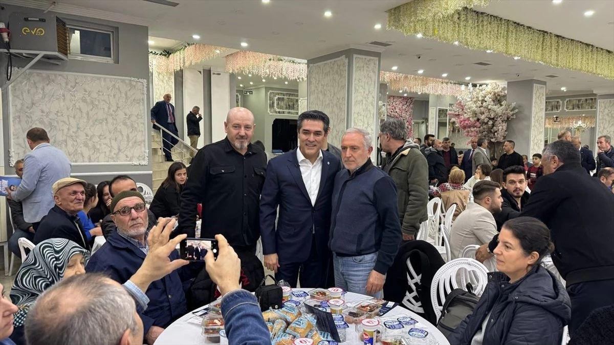 İYİ Parti İstanbul Büyükşehir Belediye Başkan Adayı Buğra Kavuncu Küçükçekmece\'de Ziyaretlerde Bulundu