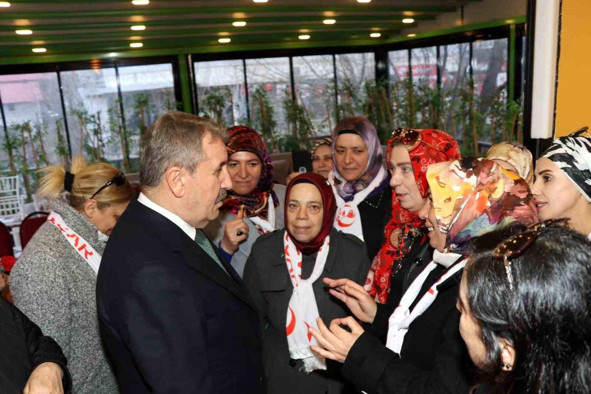 BBP Genel Başkanı Mustafa Destici, Kadın Kolları Teşkilatı üyeleriyle bir araya geldi