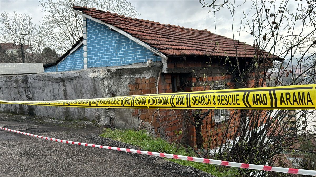 Karabük\'te sağanak sonrası meydana gelen heyelan nedeniyle ev boşaltıldı