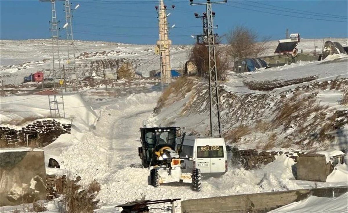 Kars\'ın Digor ilçesinde kar ve tipi nedeniyle mahsur kalan 4 araç kurtarıldı