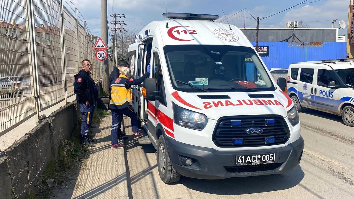 İzmit\'te Oto Tamir Atölyesinde Yangın: 4 Yaralı