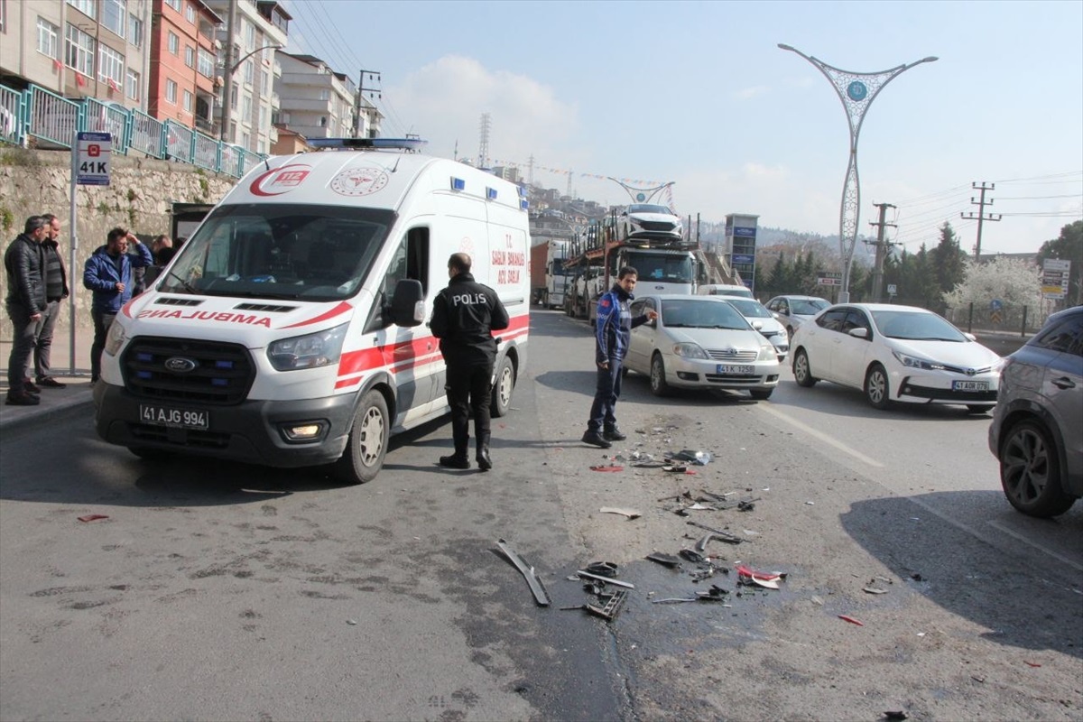 İzmit\'te 7 aracın karıştığı zincirleme trafik kazasında 5 kişi yaralandı