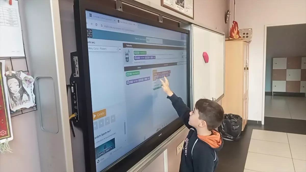 Gölcük Cumhuriyet İlkokulu\'nda Kodlamaya Hazırım Projesi Devam Ediyor