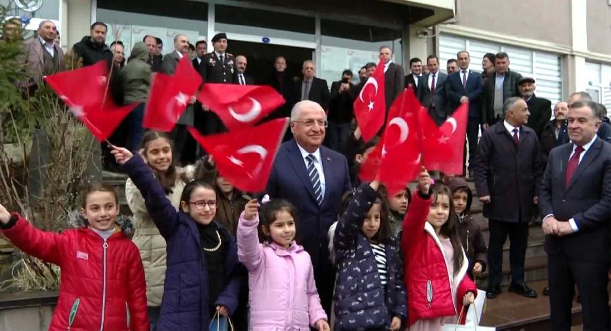 Milli Savunma Bakanı Yaşar Güler, Bayburt\'ta vatandaşlarla bir araya geldi ve şehit polis memuru Serkan Saka\'nın ailesini ziyaret etti