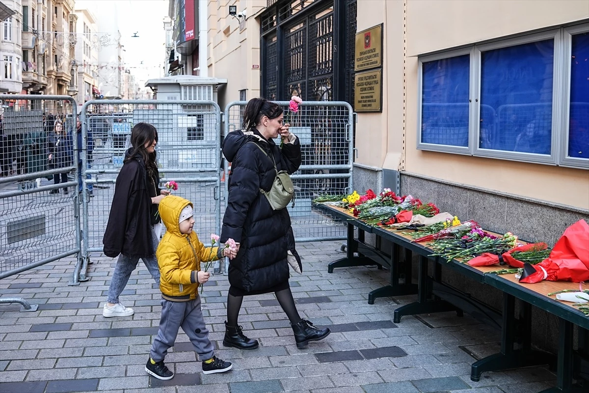 İstanbul\'da Rusya\'ya destek: Başkonsolosluk binası önünde çiçek ve mumlar
