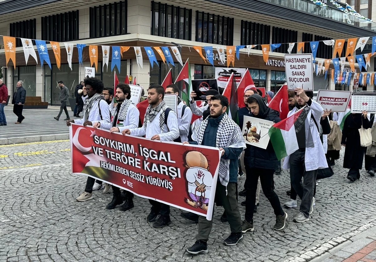 Rize\'de İsrail\'in Gazze\'ye yönelik saldırılarını protesto eden doktorlar ve öğrenciler sessiz yürüyüş düzenledi