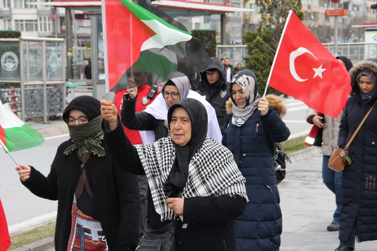 Kayseri\'de sağlık çalışanları Filistin\'e destek için sessiz yürüyüş gerçekleştirdi