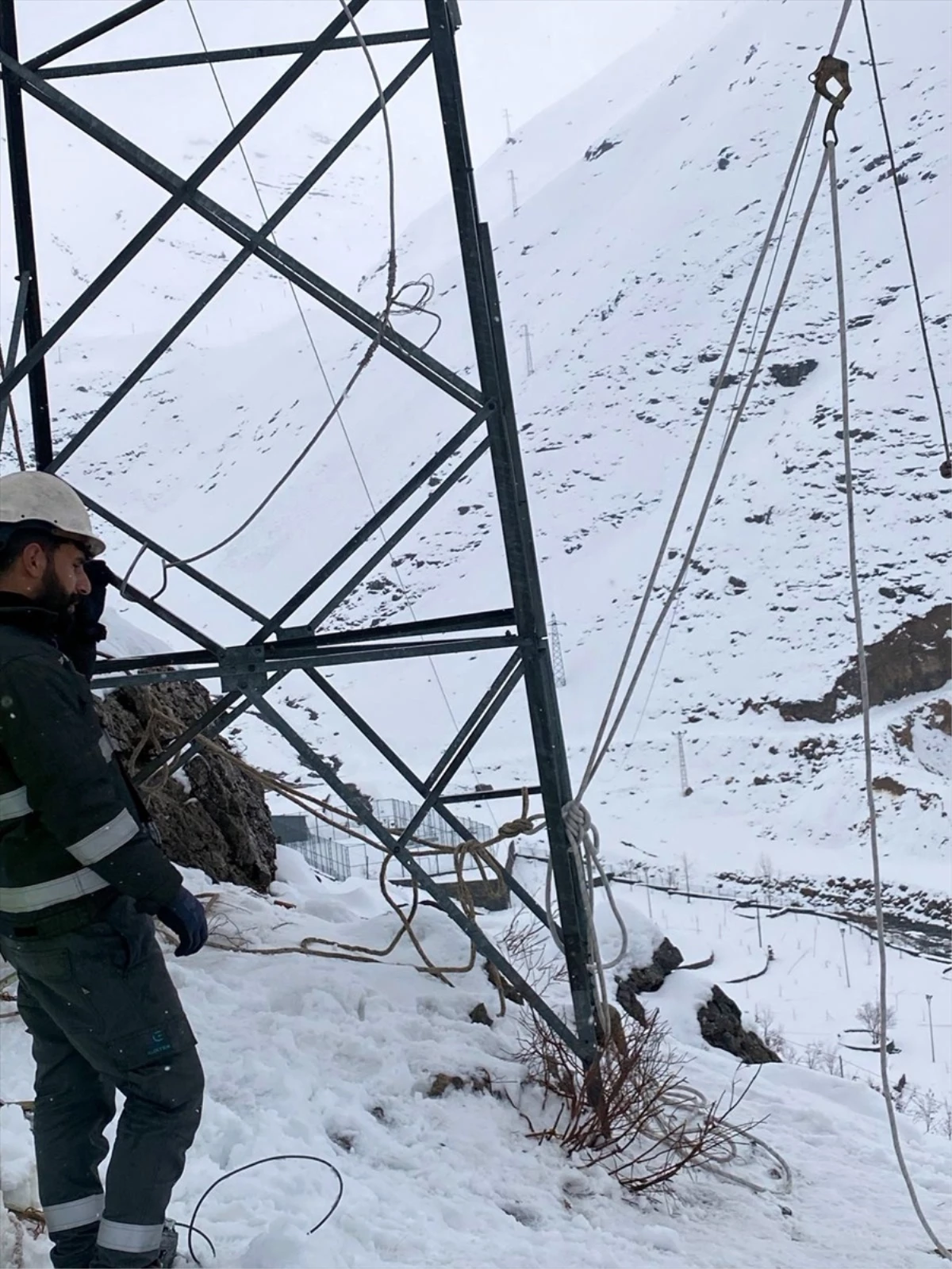 Şırnak\'ta Kar ve Sağanak Nedeniyle Hasar Gören Elektrik Hattı Onarıldı