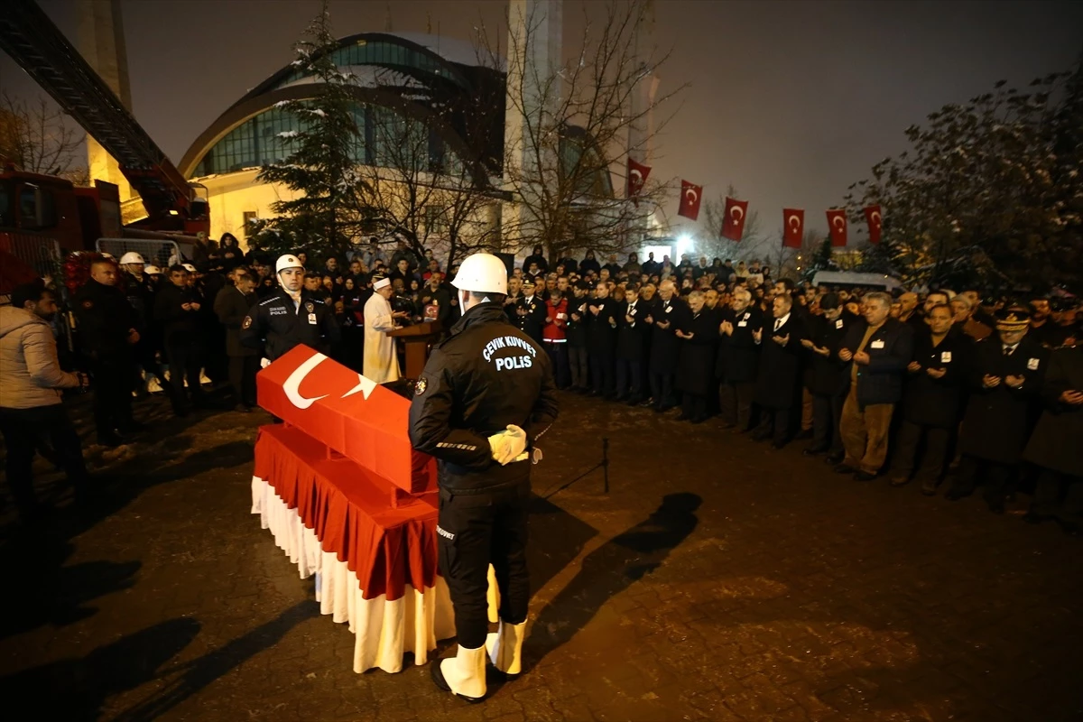 İstanbul\'da trafik kazasında şehit olan polis memuru Bingöl\'de defnedildi