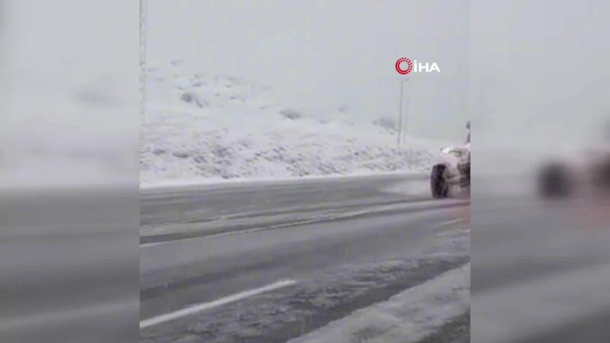 Tatvan\'da kar yağışından dolayı köy yolları kapandı