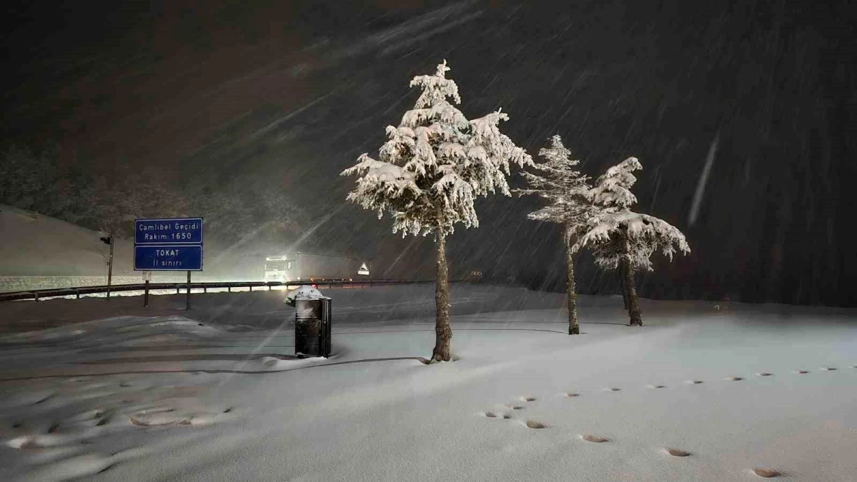 Tokat-Sivas karayolunda Çamlıbel Geçidi\'nde kar yağışı etkili oldu
