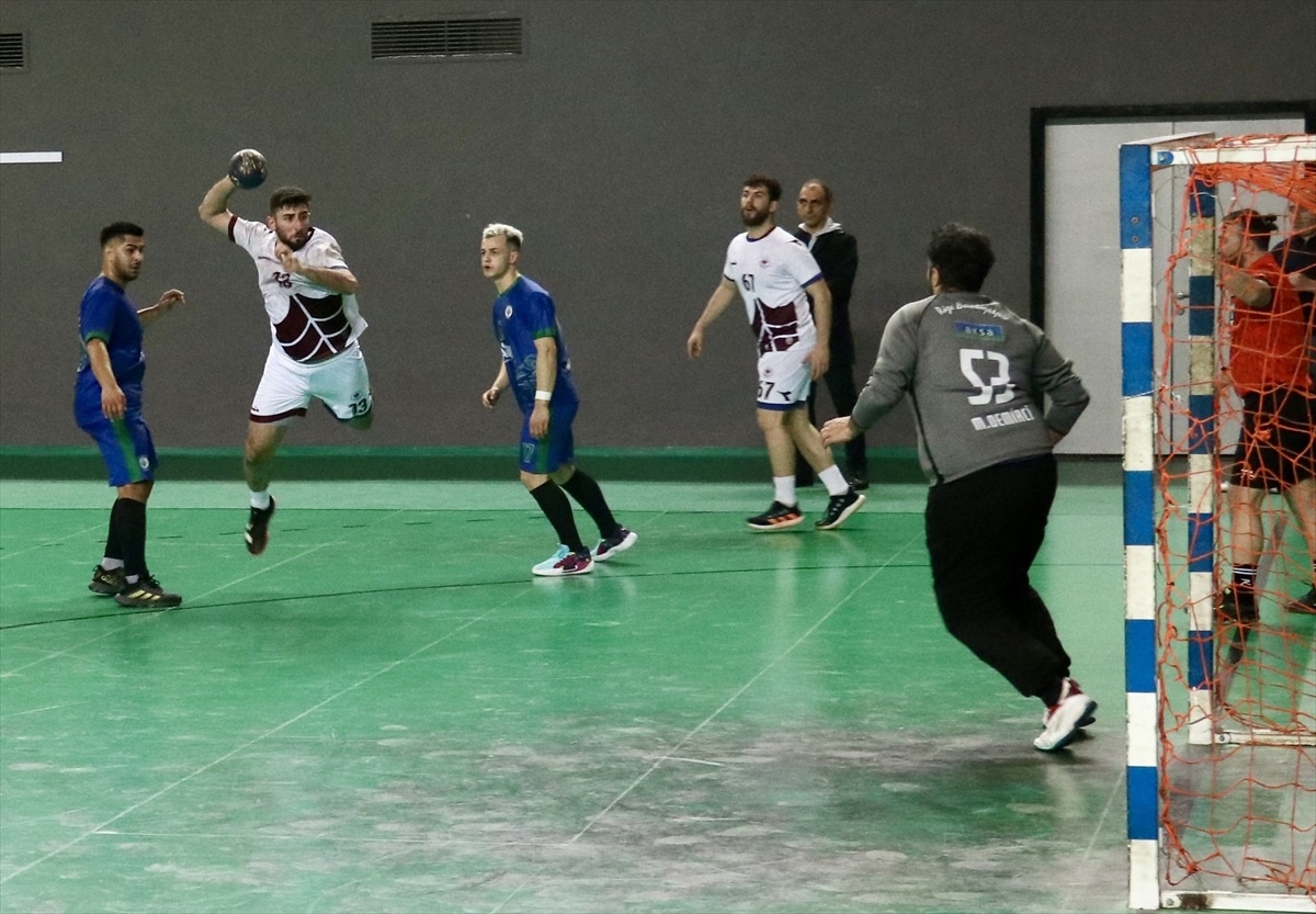 Trabzon Büyükşehir Belediyespor, Rize Belediyespor\'u 25-24 yenerek galip geldi