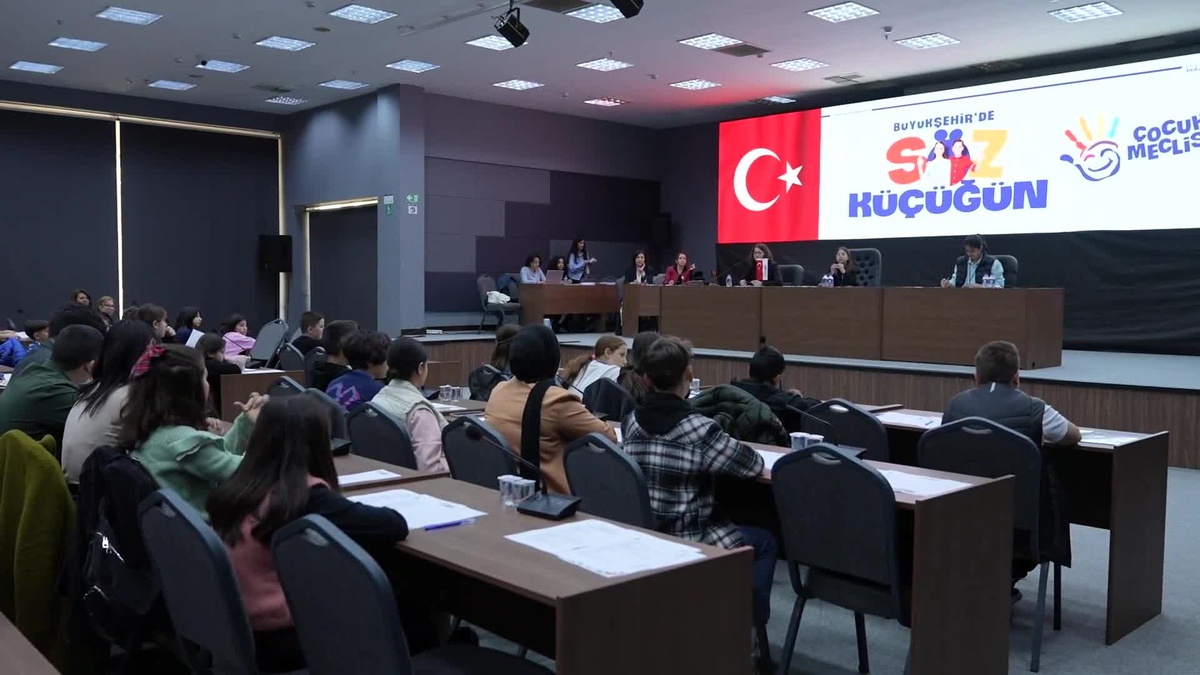 Vahap Seçer, Mersin Büyükşehir Belediyesi 1. Dönem Çocuk Meclisi\'ne katıldı