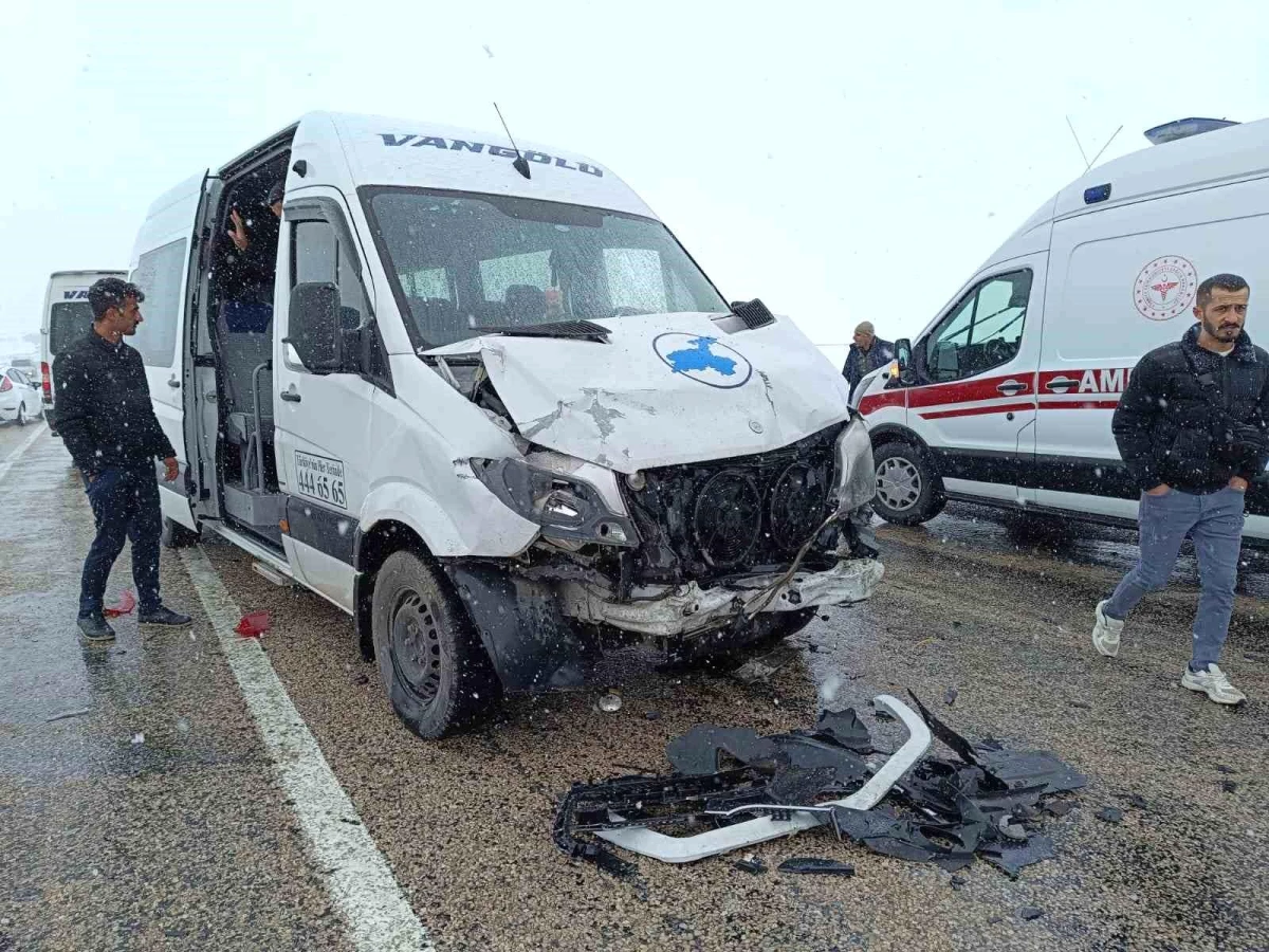 Van-Hakkari karayolunda minibüs ile hafif ticari kamyonet çarpıştı, 1 kişi yaralandı