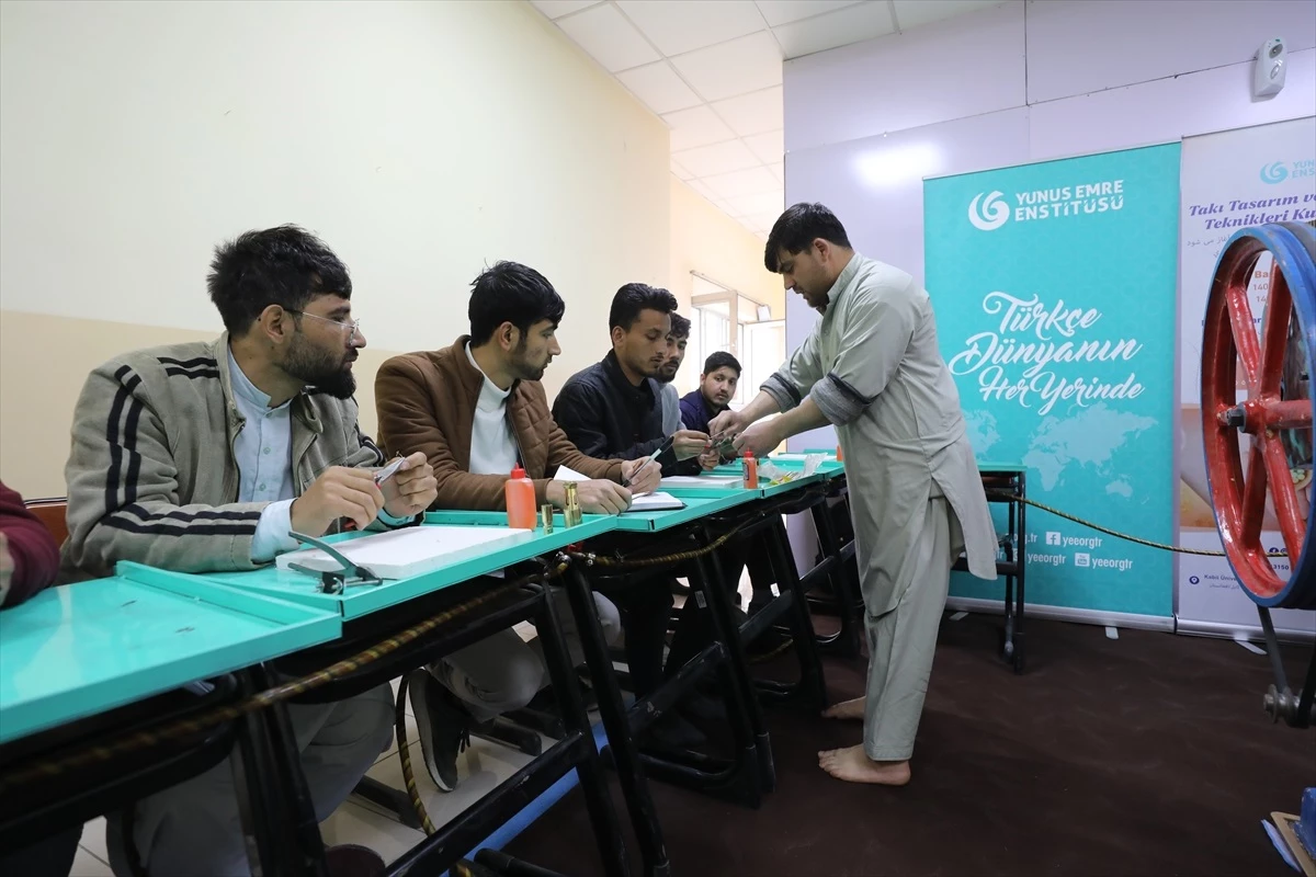Afganistan\'da işsiz gençlere takı tasarımı ve kuyumculuk kursu
