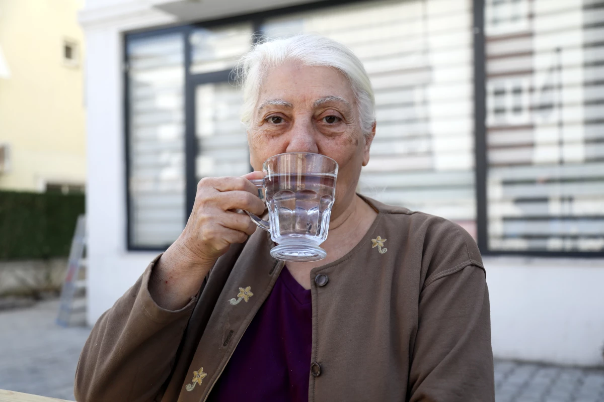 80 Yaşındaki Kadın, 650 Yıllık Sarnıçtaki Yağmur Suyuna Bağlılığını Sürdürüyor