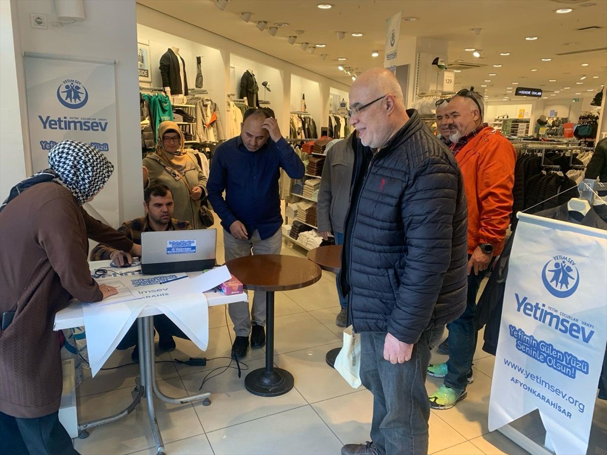 Afyonkarahisar Yetim Çocuklar Vakfı, 850 çocuğun bayramlıklarını aldı