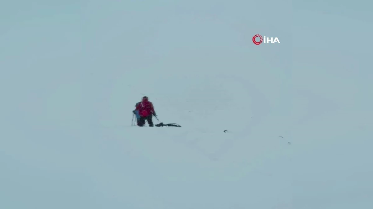 Ağrı\'da dağcılar kar ve tipi engeline takıldı