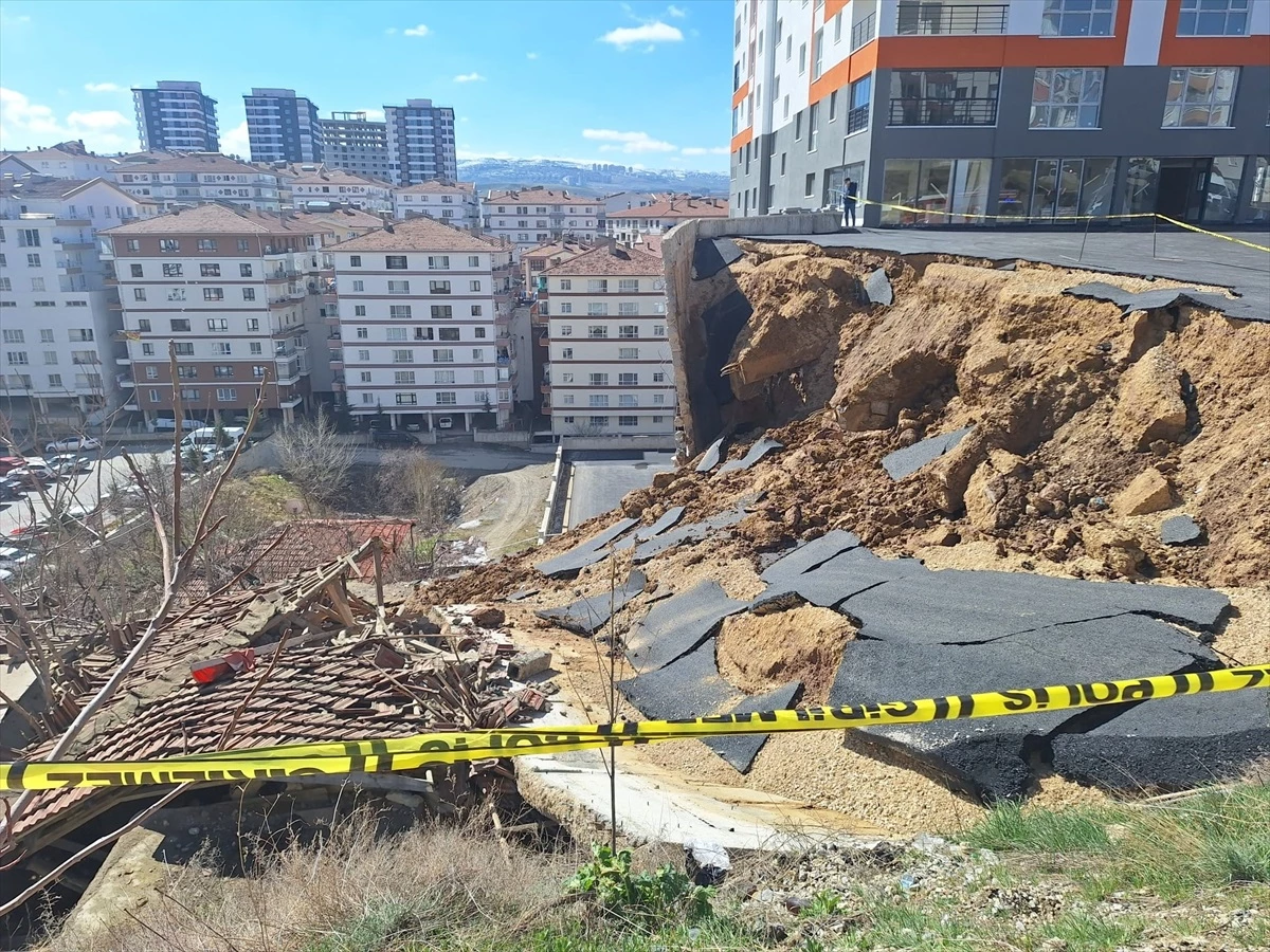 Ankara\'da İstinat Duvarı Çöken Apartman