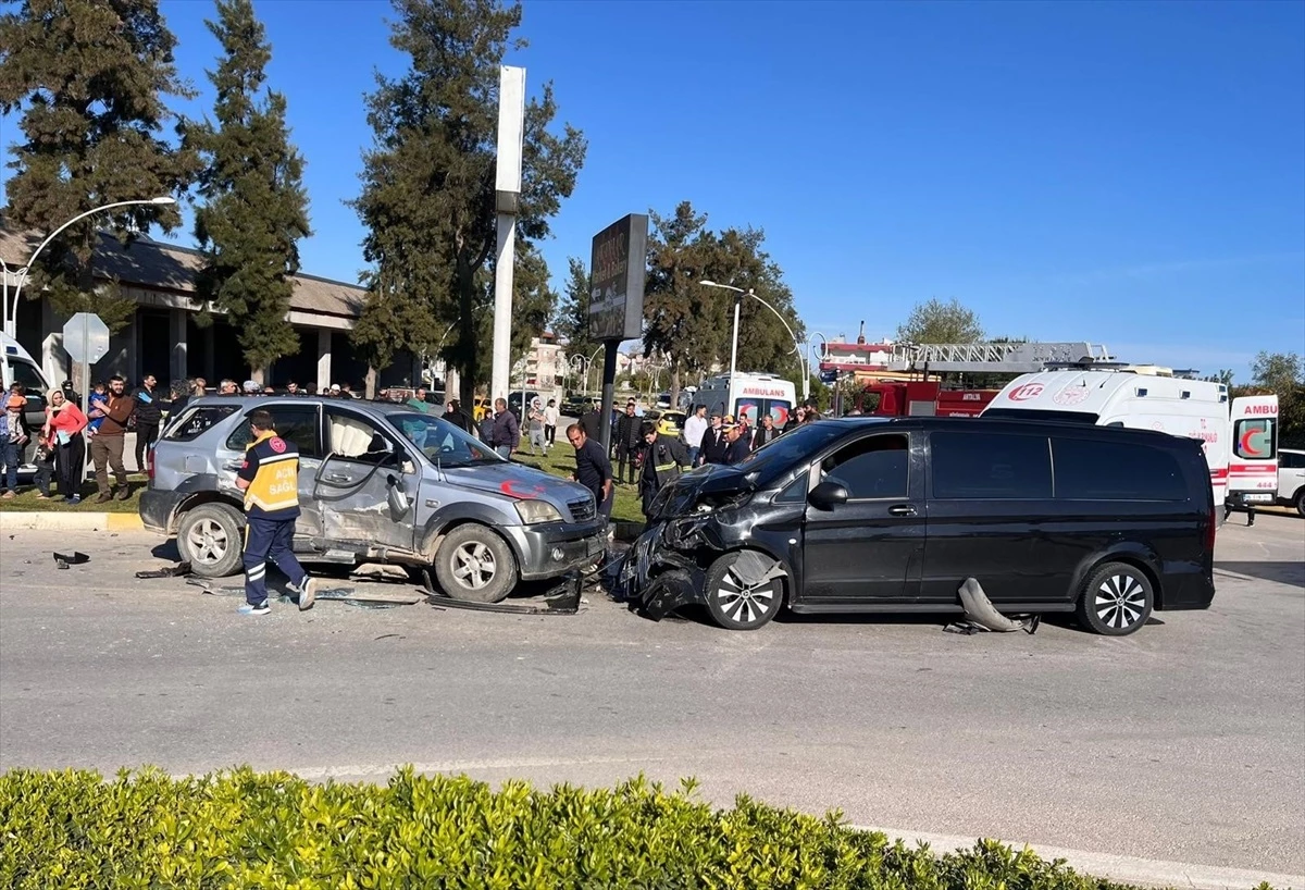Antalya\'da minibüs ile cip çarpıştı: 12 yaralı