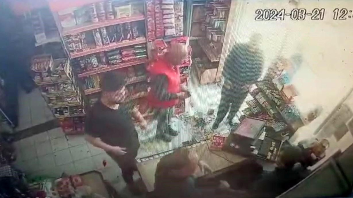 Antalya\'da siyasi parti broşürü bırakmak isteyenler ile iş yeri sahibi arasında çıkan olayda pompalı silahla saldırı düzenlendi