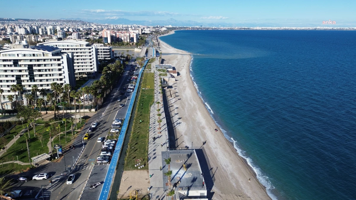 Antalya Büyükşehir Belediyesi tarafından hayata geçirilen Konyaaltı Liman Halk Plajı yoğun ilgi görüyor