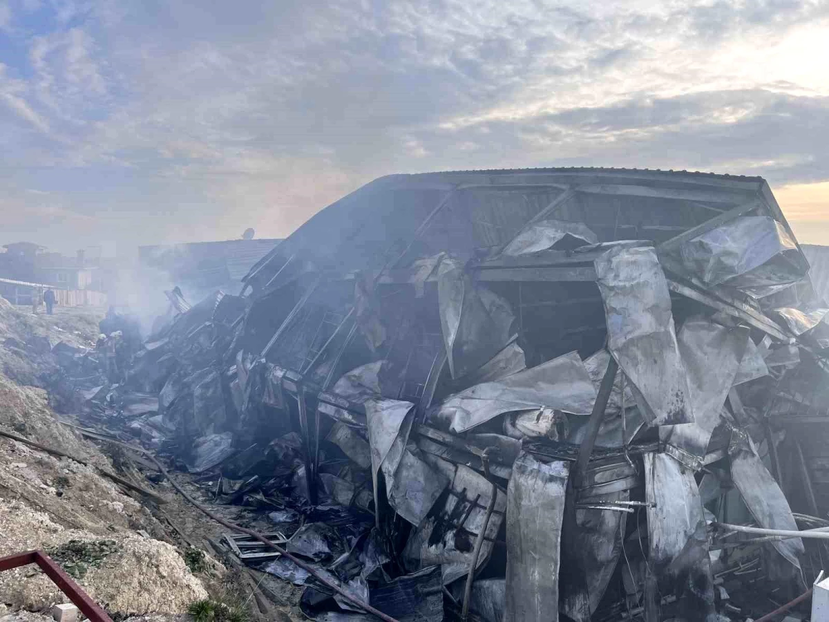Arnavutköy\'de İnşaat Alanında Prefabrik Konteyner Yangını