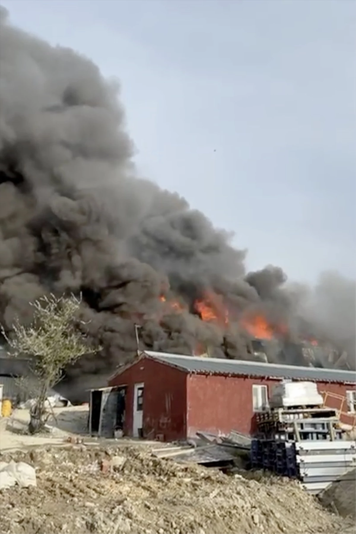 Arnavutköy\'de İşçi Konteynerlerinde Çıkan Yangın Söndürüldü