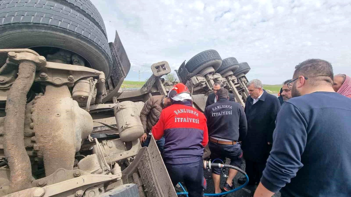Şanlıurfa Büyükşehir Belediye Başkanı Zeynel Abidin Beyazgül, devrilen tırın altında sıkışan sürücüye ilk müdahaleyi yaptı