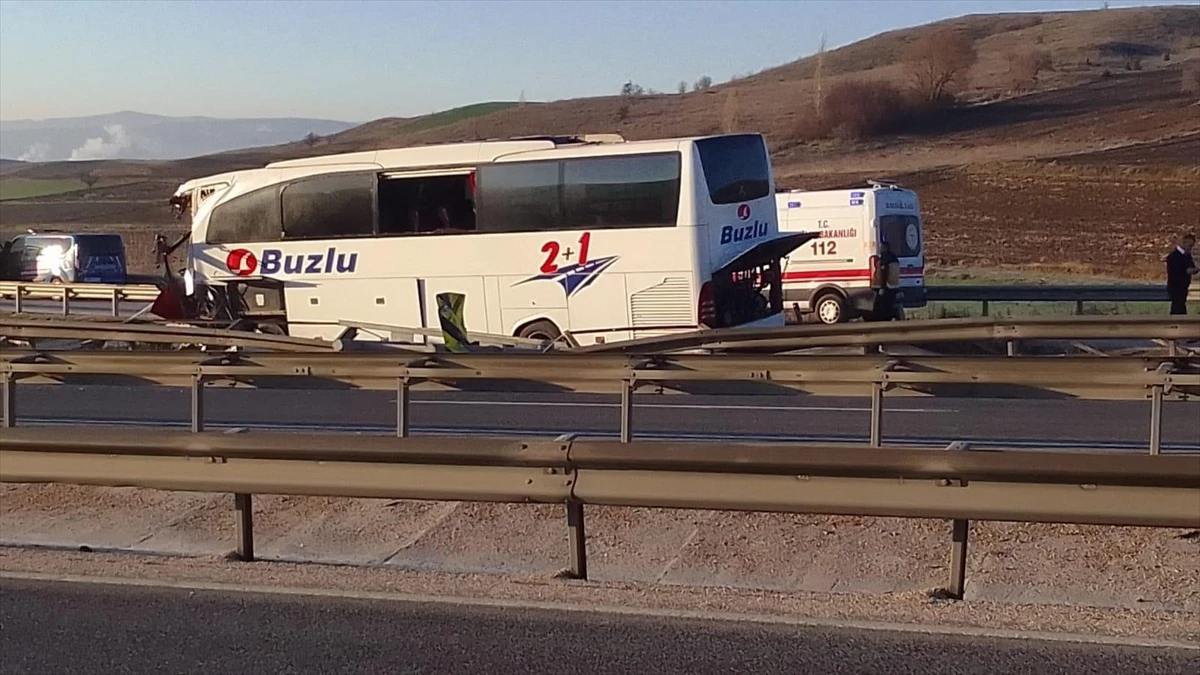 Bozüyük\'te Kontrolden Çıkan Otobüste 14 Yolcu Yaralandı