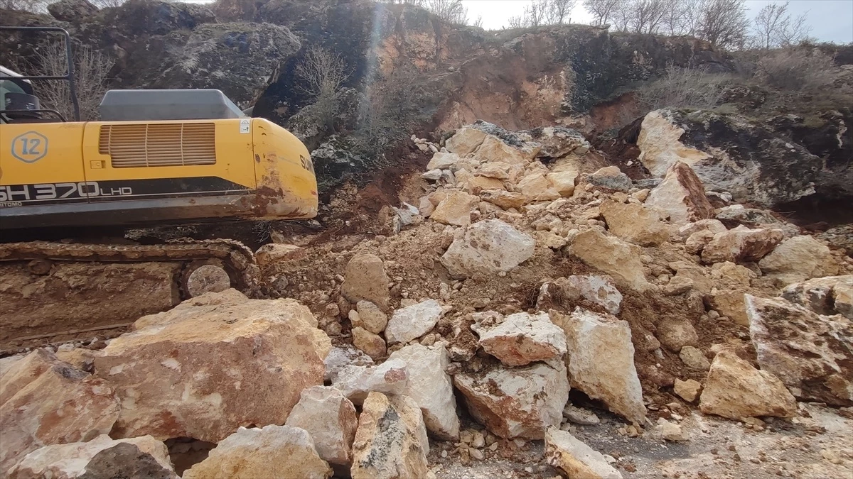 Diyarbakır\'da Zülkifl ve Elyesa peygamberlerin ziyaret tepesi yolu toprak kayması nedeniyle kapatıldı