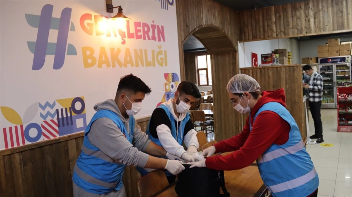 Elazığ\'da Üniversite Öğrencileri Fazla Yemekleri İhtiyaç Sahiplerine Dağıtıyor