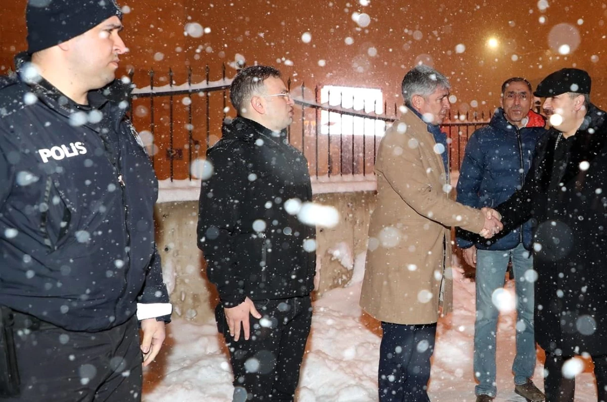 Erzurum Emniyet Müdürü Kadir Yırtar, polis merkezi personeli ile sahurda buluştu