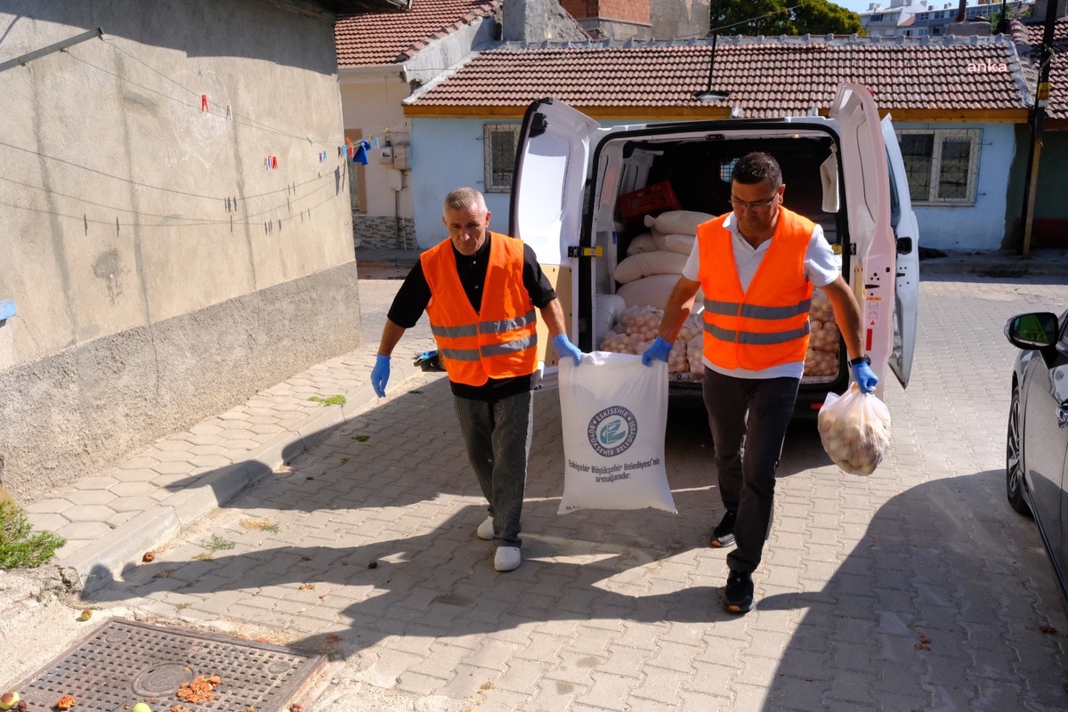 Eskişehir Büyükşehir Belediyesi Tarlalarından Hasat Edilen Buğdayları İhtiyaç Sahiplerine Un Desteği Olarak Dağıttı