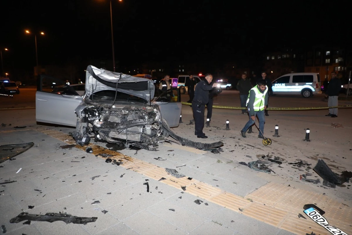 Gaziantep\'te Otomobiller Çarpıştı: 2\'si Çocuk 7 Kişi Yaralandı