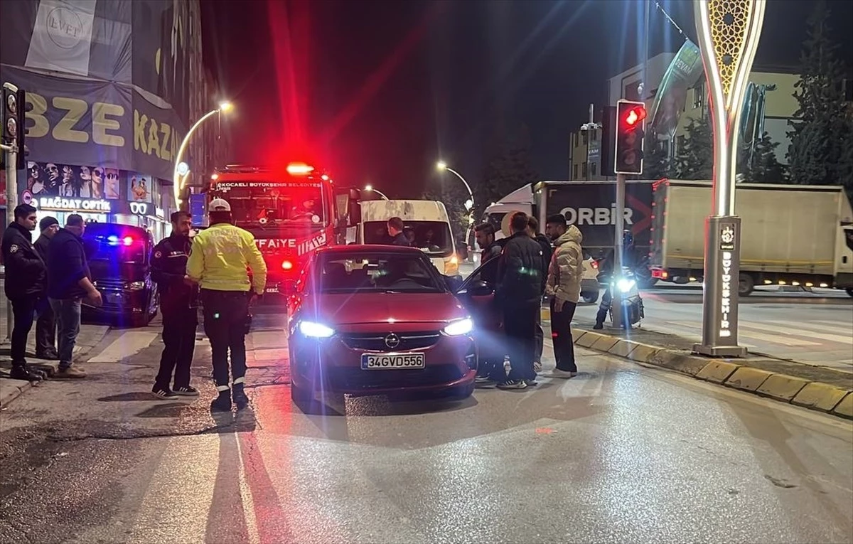 Gebze\'de Hafif Ticari Araçla Kaza: Sürücü Hastaneye Kaldırıldı