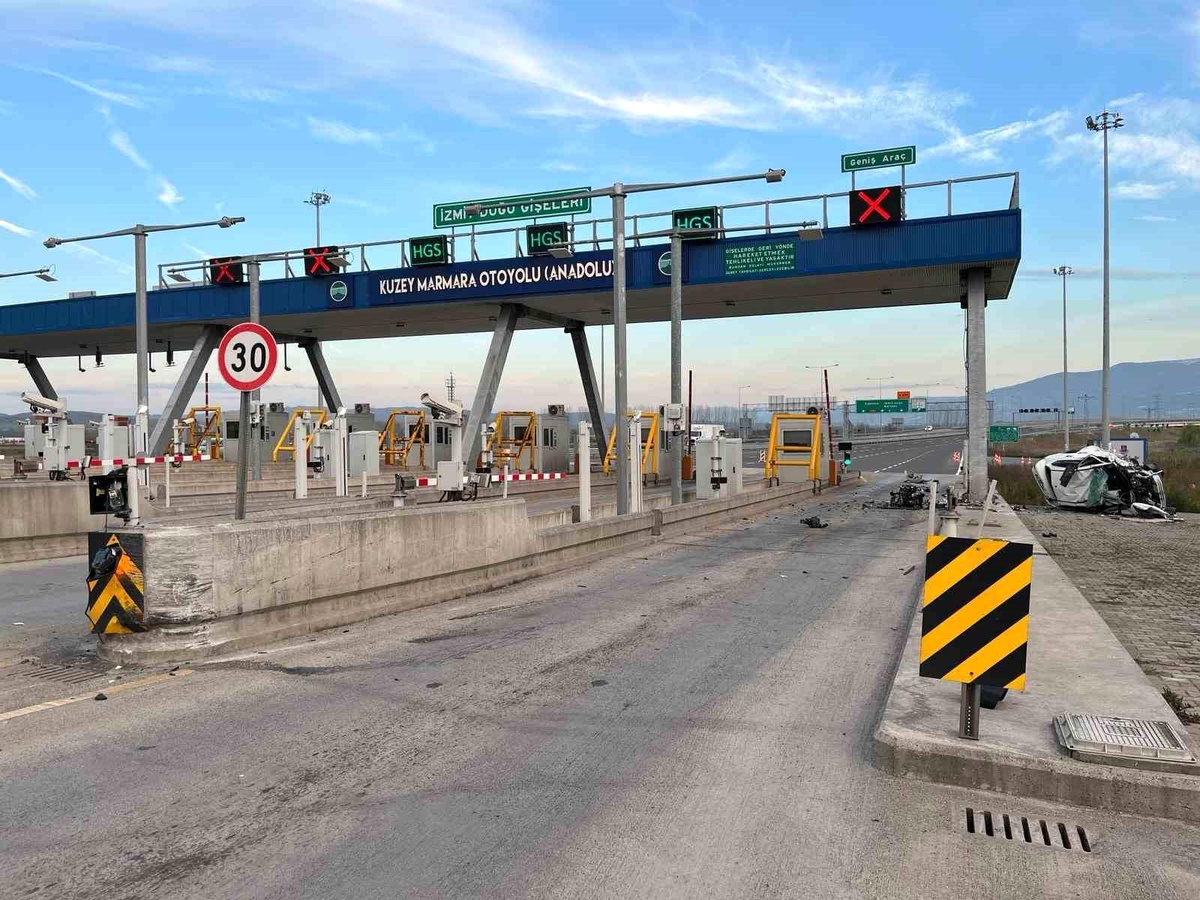 Kuzey Marmara Otoyolu\'nda kaza: Otomobilin motoru yerinden fırladı, sürücü ağır yaralandı