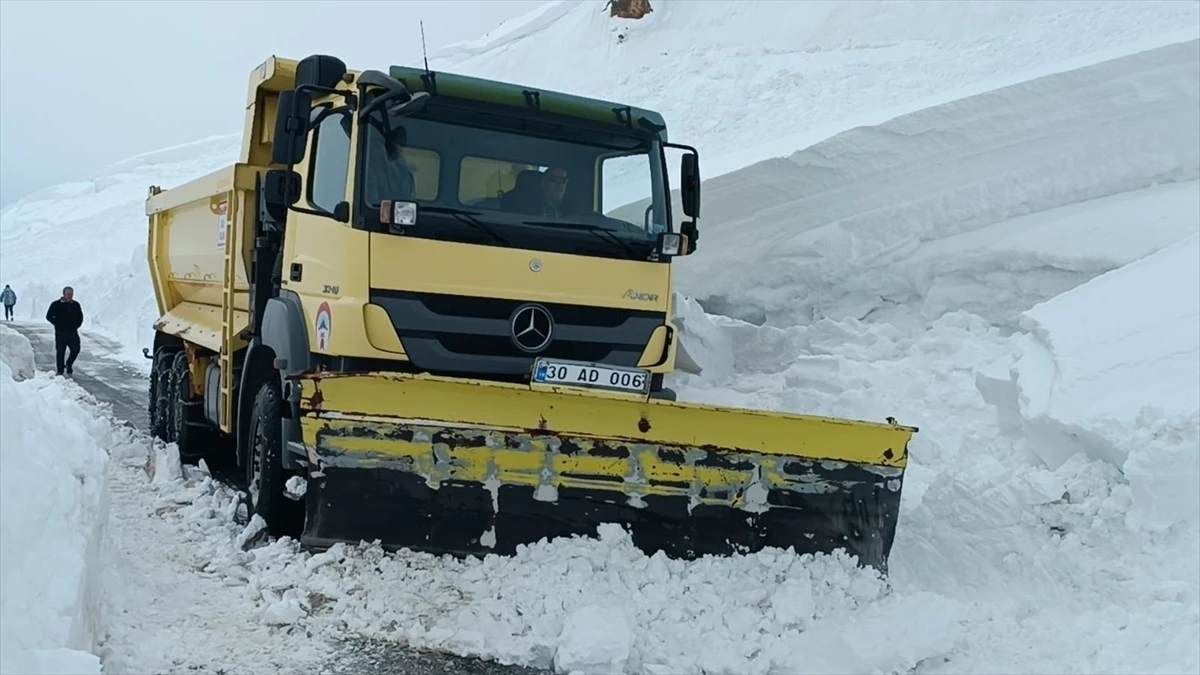 Hakkari\'de çığ nedeniyle kapanan Merga Bütan Kayak Merkezi ve Durankaya beldesi yolu açıldı