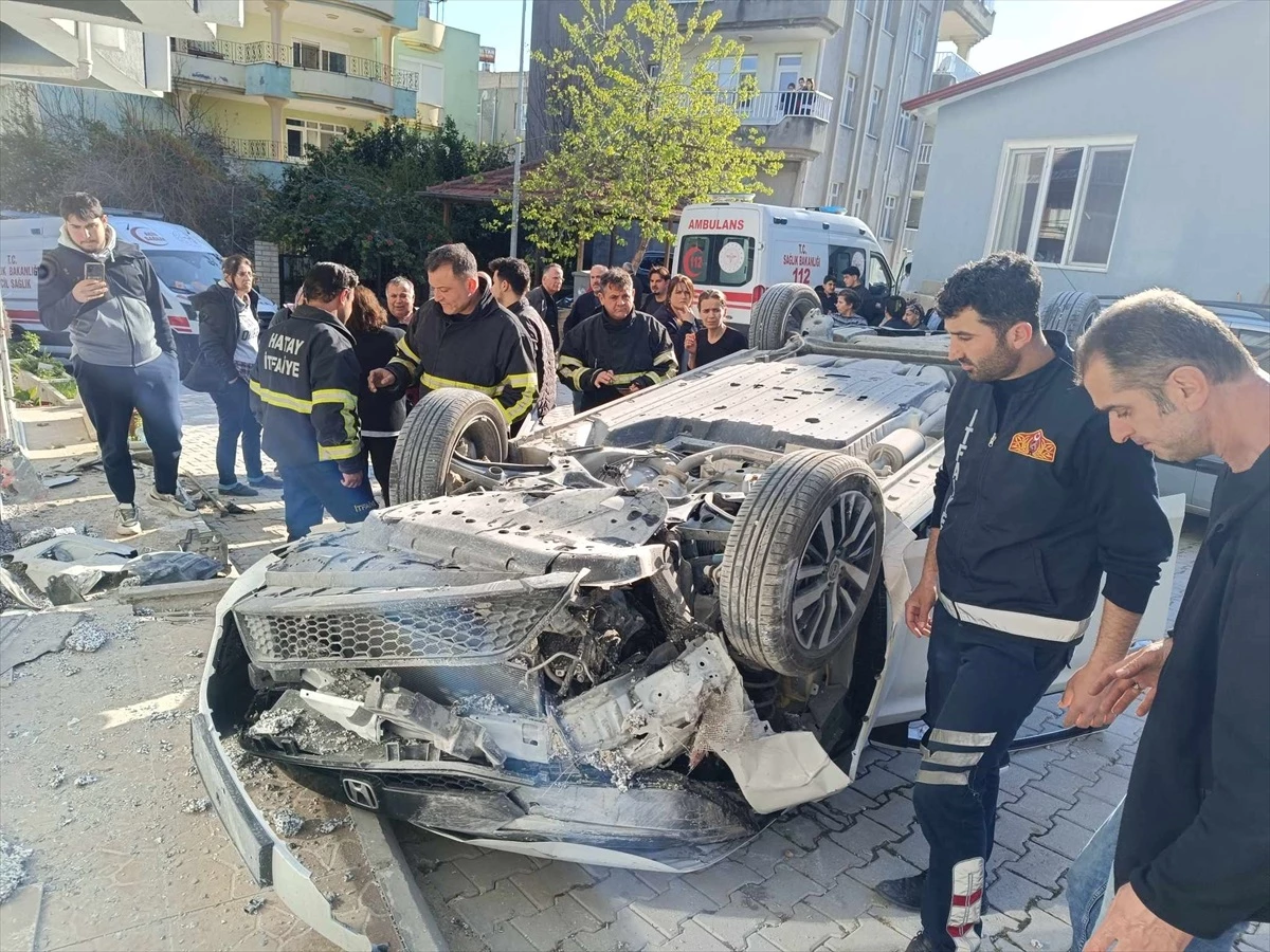Samandağ\'da Otomobil Duvara Çarptı: 2 Yaralı